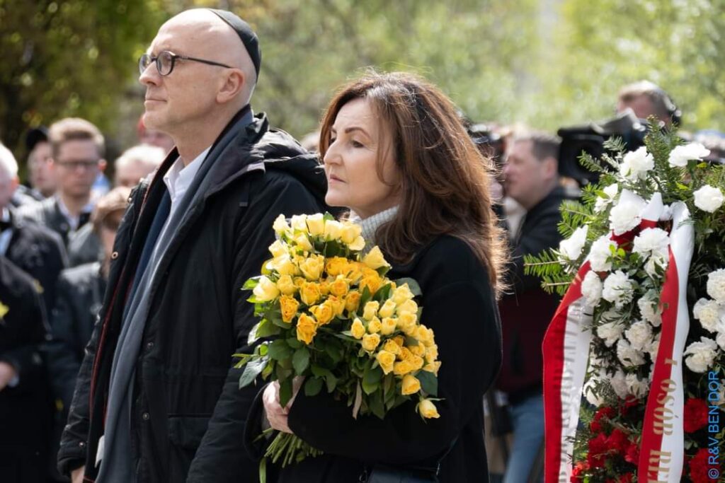 Beit Polska delegation in front of the Heroes of the Warsaw Ghetto Monument in Warsaw on April 19, 2024