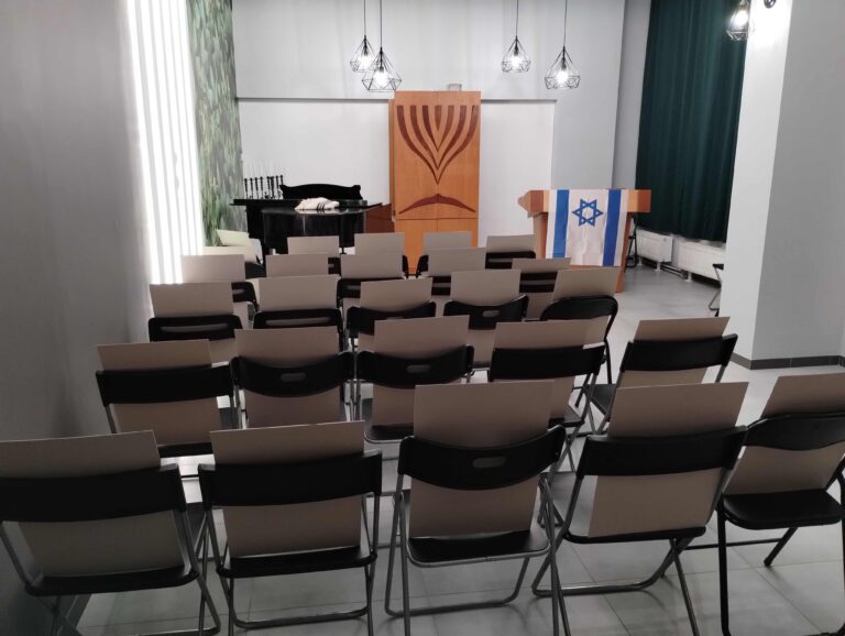 Beit Polska filled synagogue seats with posters for kidnapped Israeli individuals 2