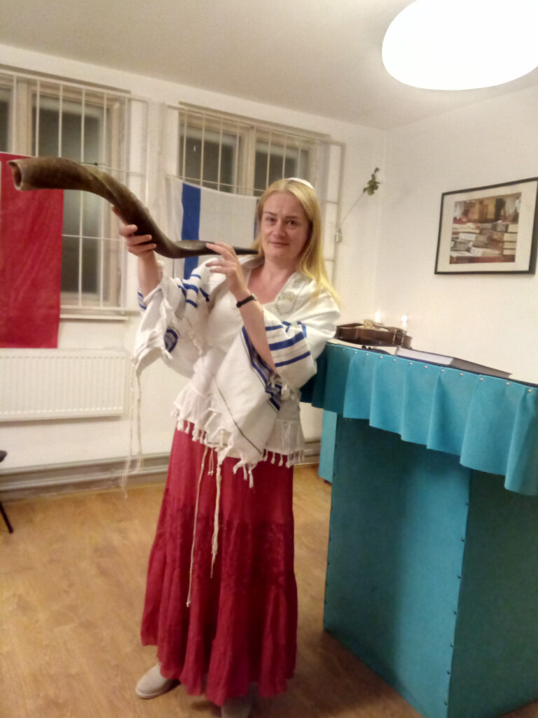 Szofar_Ms. Alina Sarit Israela leads Shabbat and holiday prayers as Shlichat Tzibur