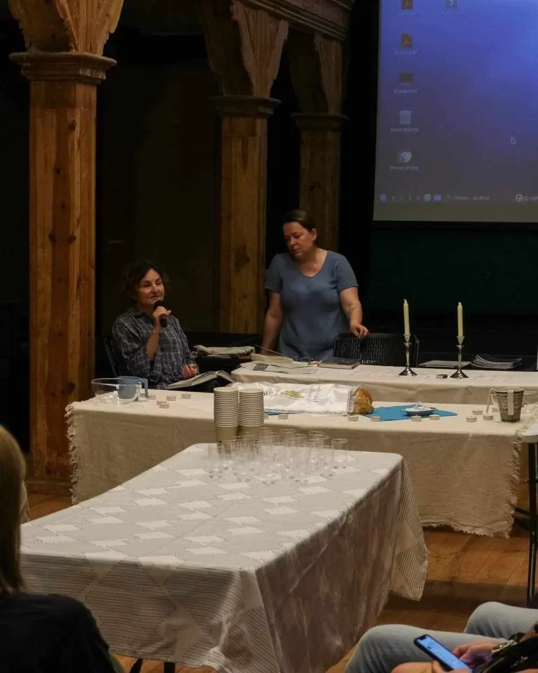 Multicultural Kalisz meeting; conversation by Shabbat candlelight.